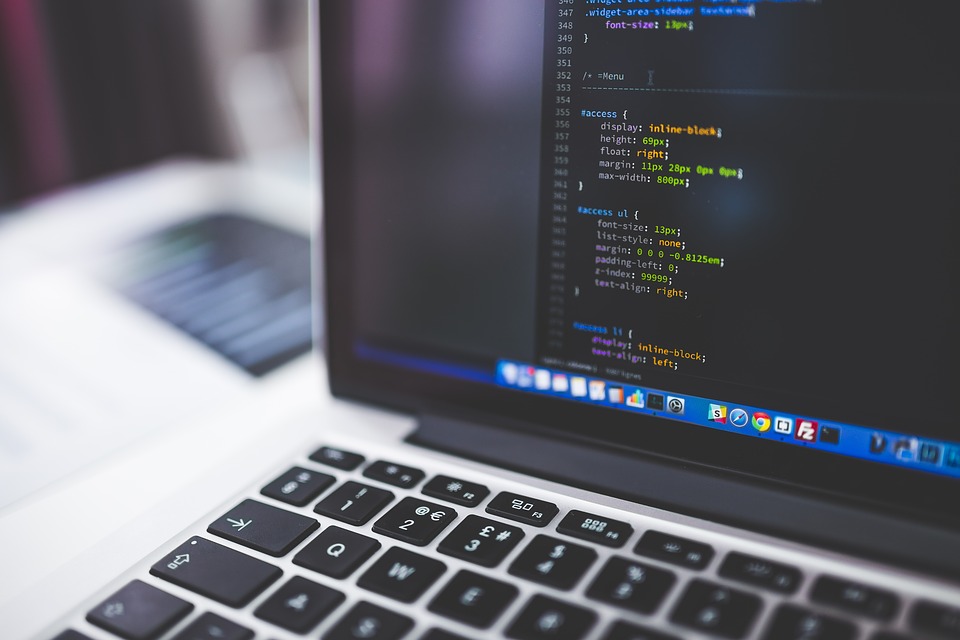 Be critical and competent online through Social Media Management