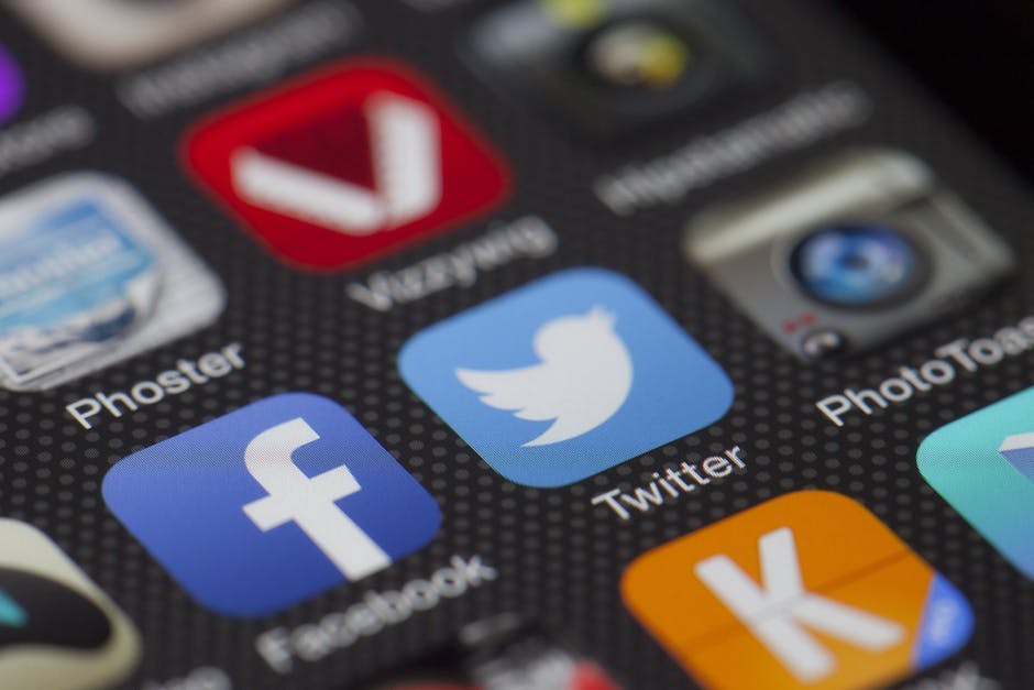 The Pros & Cons of Using Social Media Marketing