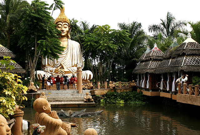 Isdaan Floating Village